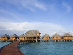 水上に位置するアナンタラスパ/外観