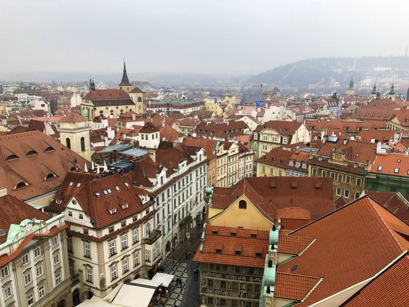 旧市庁舎の塔からプラハの町を一望する