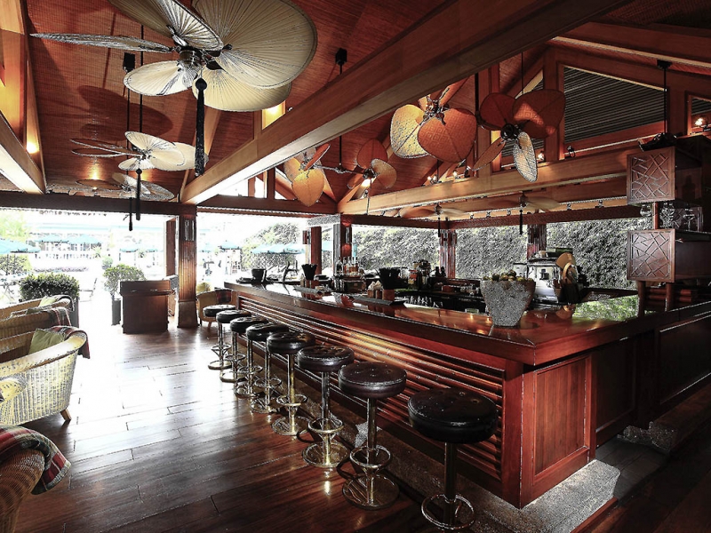 バーはホテル内に3軒