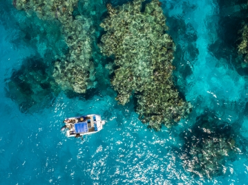 手つかずの珊瑚礁を楽しむことができます