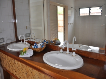 水回りはダブルシンクとシャワー