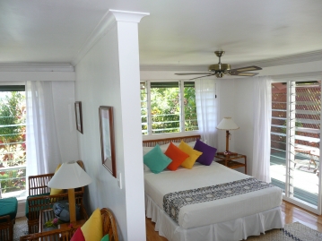 ベッドとリビングスペース（オーシャンフロントスイート）