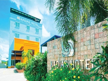 ビーチ目の前・ショッピングモールが隣♪レストランや雑貨屋が並ぶパンタイエリア中心部の好立地スタンダードホテル『ナディアスホテル』ランカウイ島 2泊4日間＜往路朝発/復路午後発＞