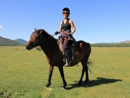 《ずっと乗馬で草原を駆けていたい》その夢、清流と山に囲まれたテレルジ国立公園で叶えましょう★　直行便でいくモンゴル4日間