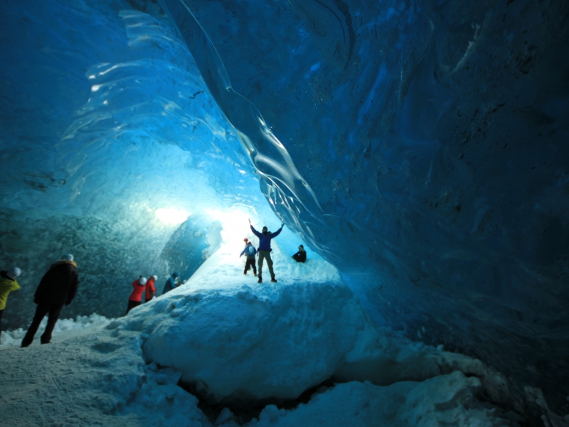アイスランド氷の洞窟おすすめツアー